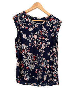 RW&CO. NAVY FLORAL CAP SLEEVED TOP/BLOUSE, SIZE MEDIUM